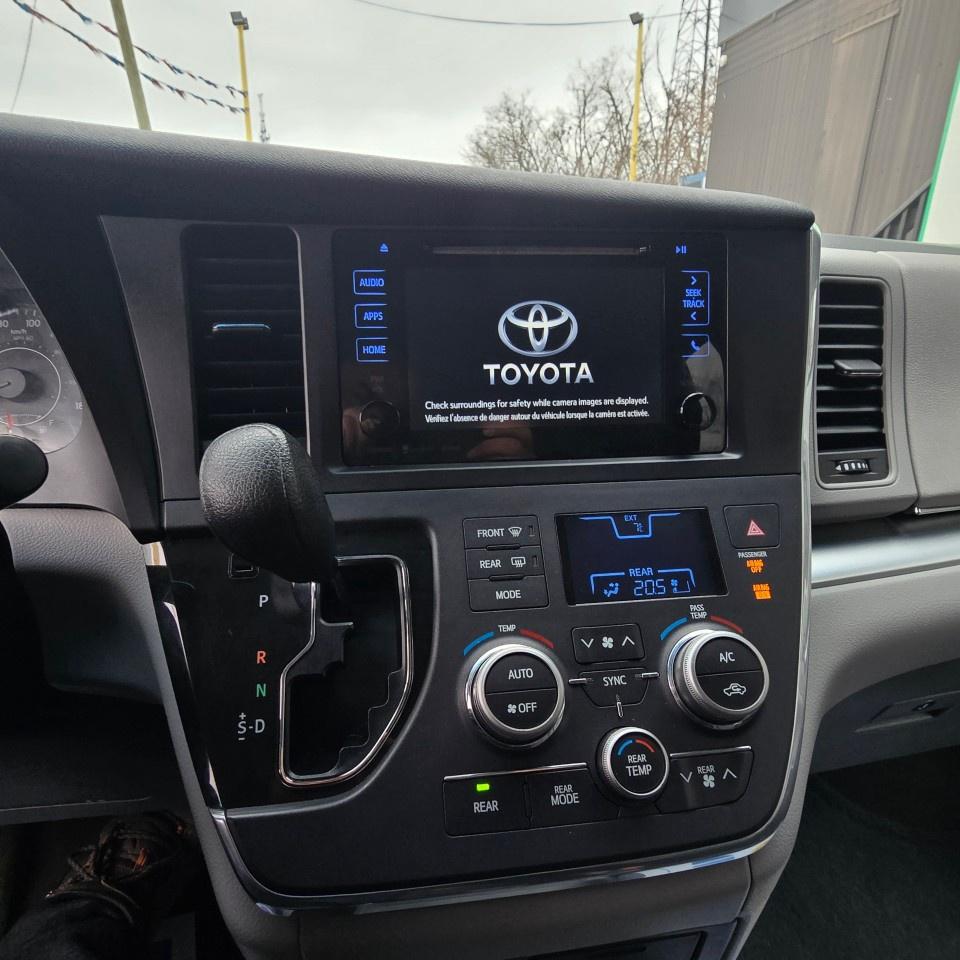 2016 Toyota Sienna 5dr LE 7-Pass AWD Photo