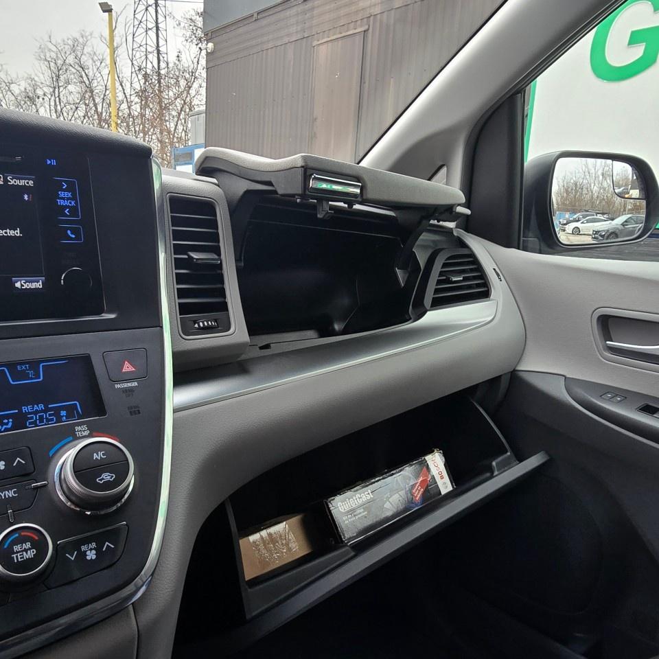 2016 Toyota Sienna 5dr LE 7-Pass AWD Photo
