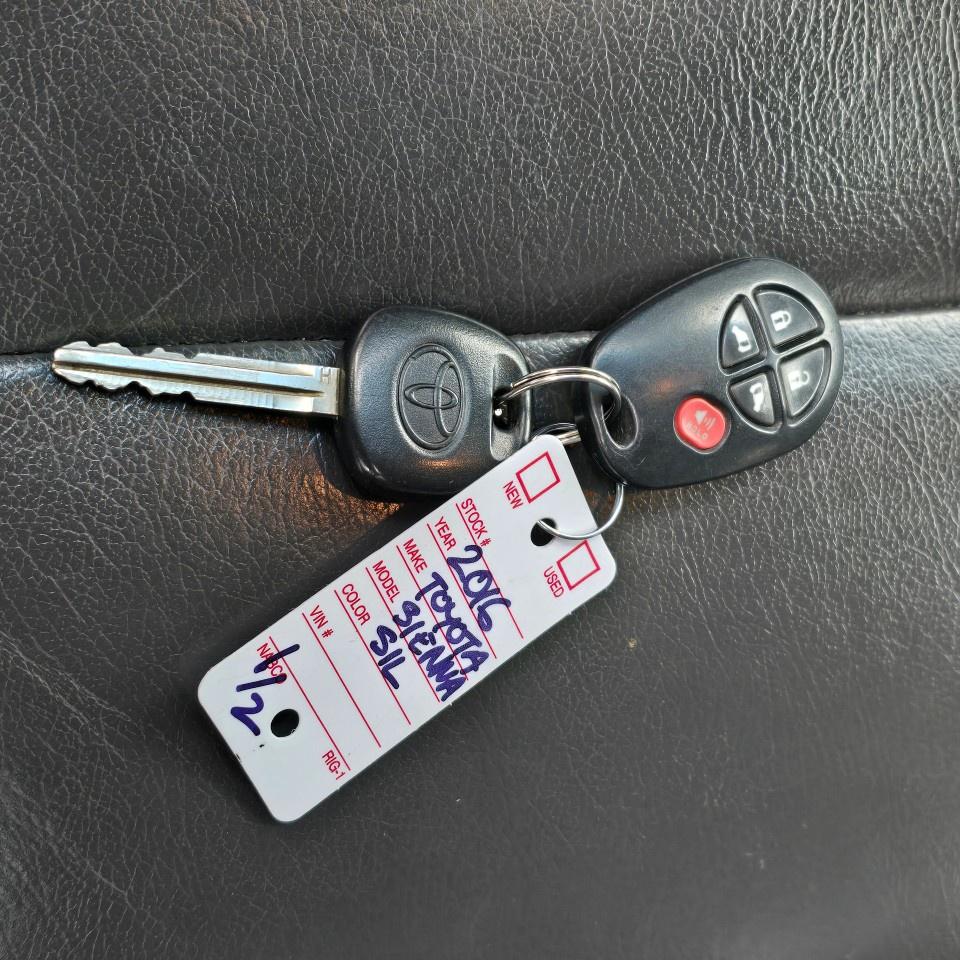 2016 Toyota Sienna 5dr LE 7-Pass AWD Photo