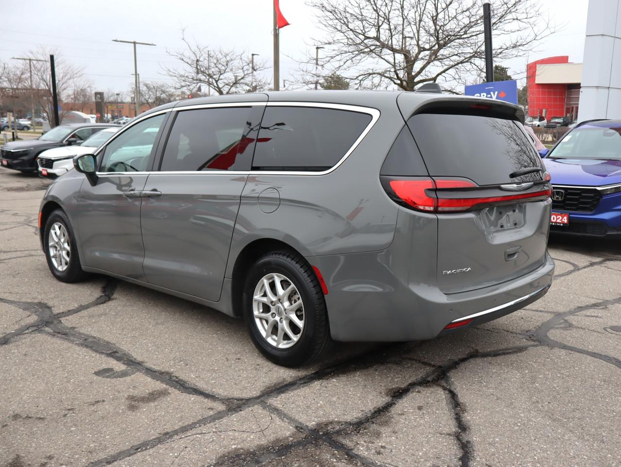 2023 Chrysler Pacifica Touring-L Front-Wheel Drive Passenger Van Photo