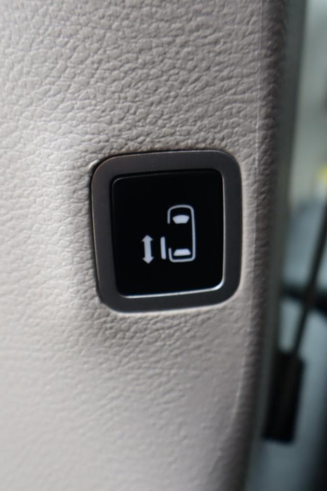 2023 Chrysler Pacifica Touring-L Front-Wheel Drive Passenger Van Photo