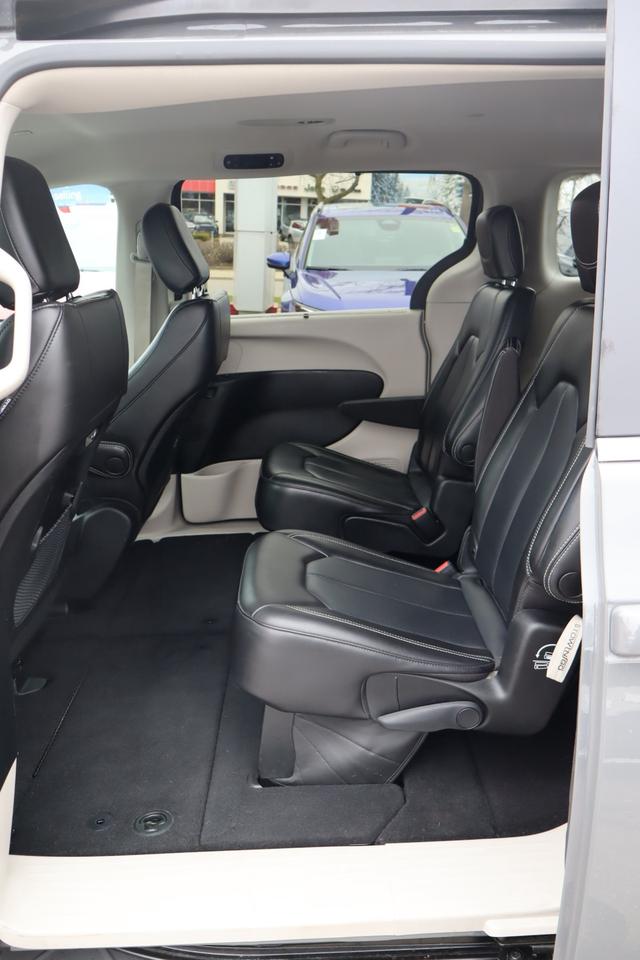 2023 Chrysler Pacifica Touring-L Front-Wheel Drive Passenger Van Photo