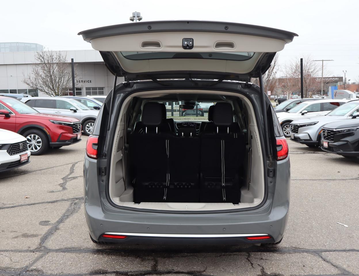 2023 Chrysler Pacifica Touring-L Front-Wheel Drive Passenger Van Photo