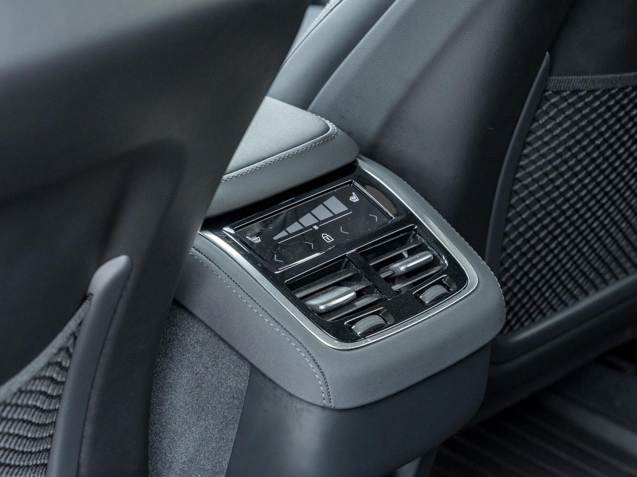 2026 Volvo XC90 B6 AWD Core 7-Seater VOLVO CPO RATE FROM  3.49%* Photo