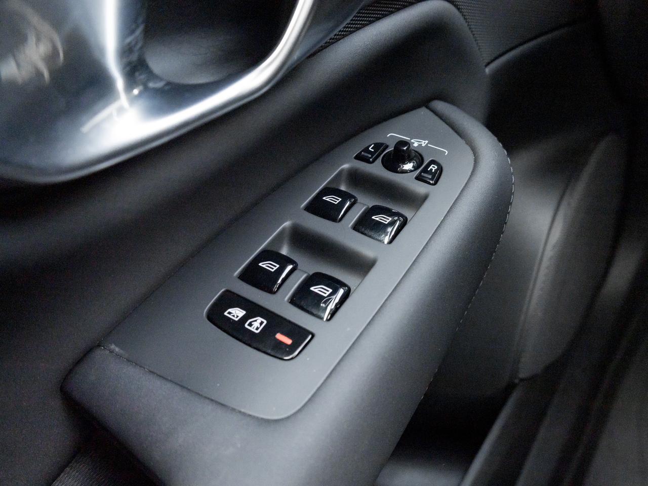 2026 Volvo XC90 B6 AWD Ultra Bright Theme 6-SEATER  HARMAN KARDON Photo