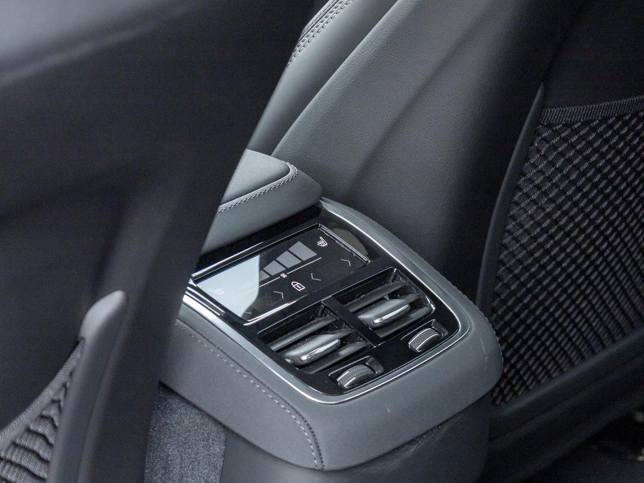 2026 Volvo XC90 B6 AWD Ultra Bright Theme 6-SEATER  HARMAN KARDON Photo
