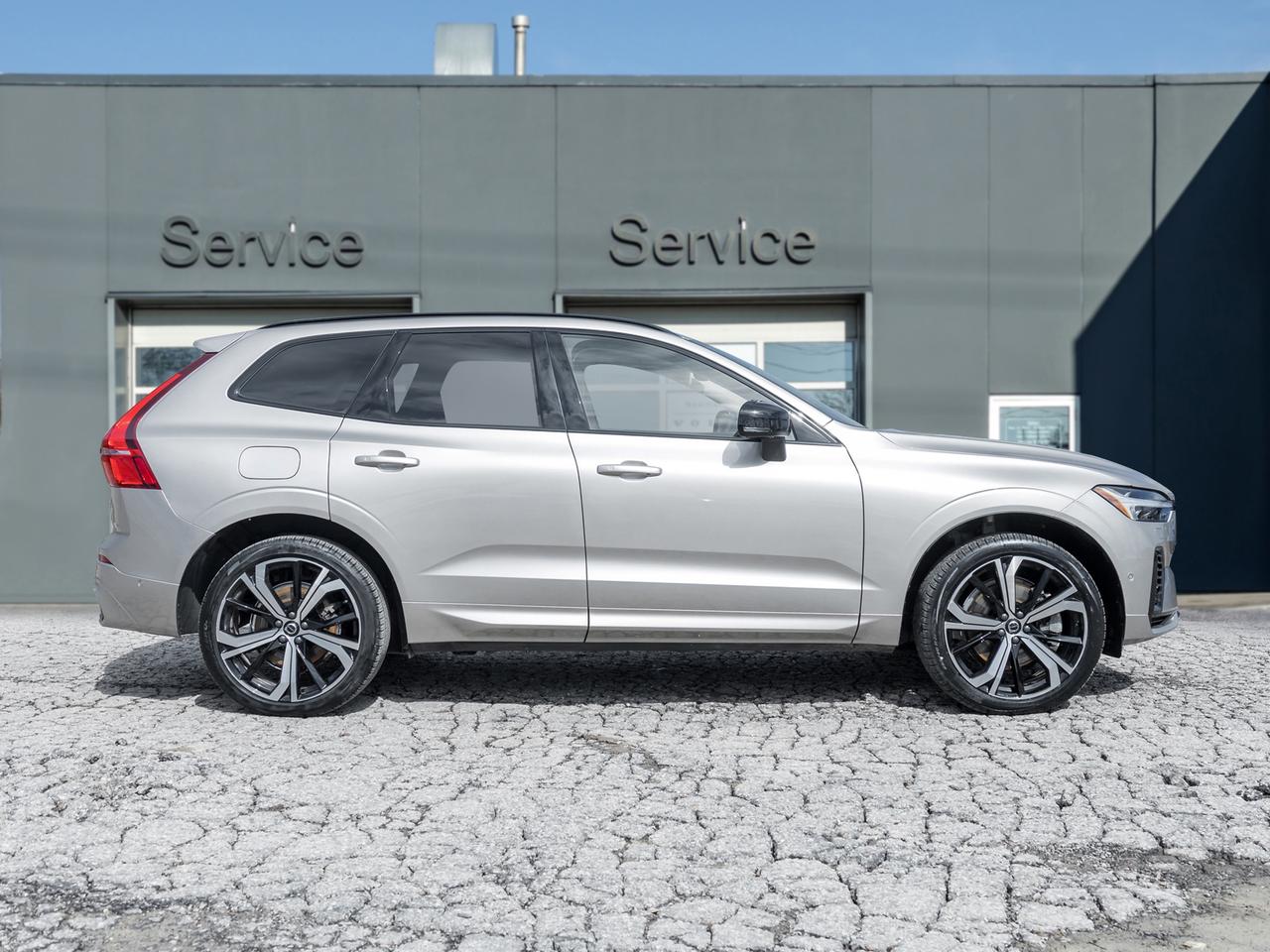 2024 Volvo XC60 Plug-In Hybrid T8 eAWD PHEV Ultimate Dark Theme Photo4