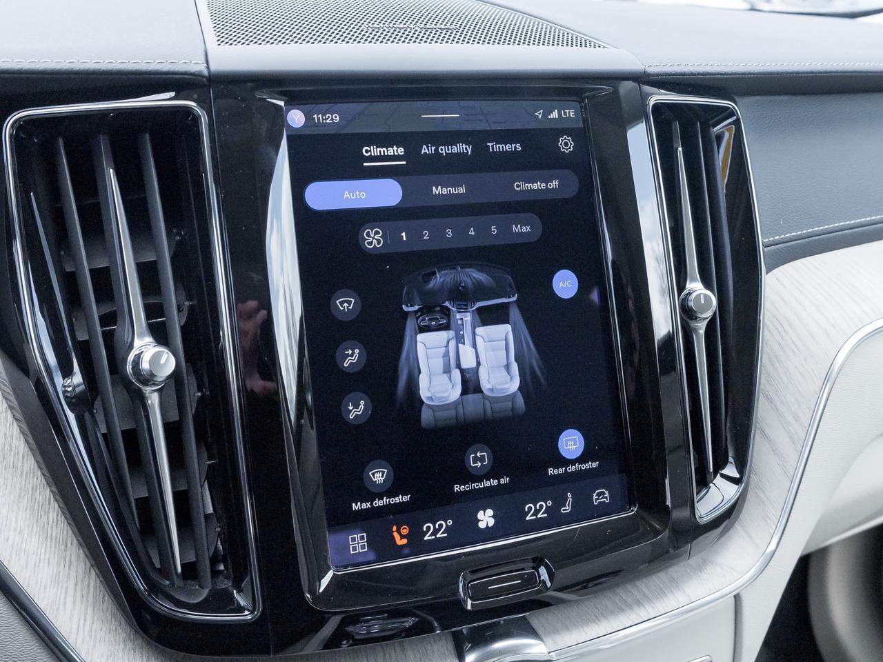 2024 Volvo XC60 Plug-In Hybrid T8 eAWD PHEV Ultimate Dark Theme Photo