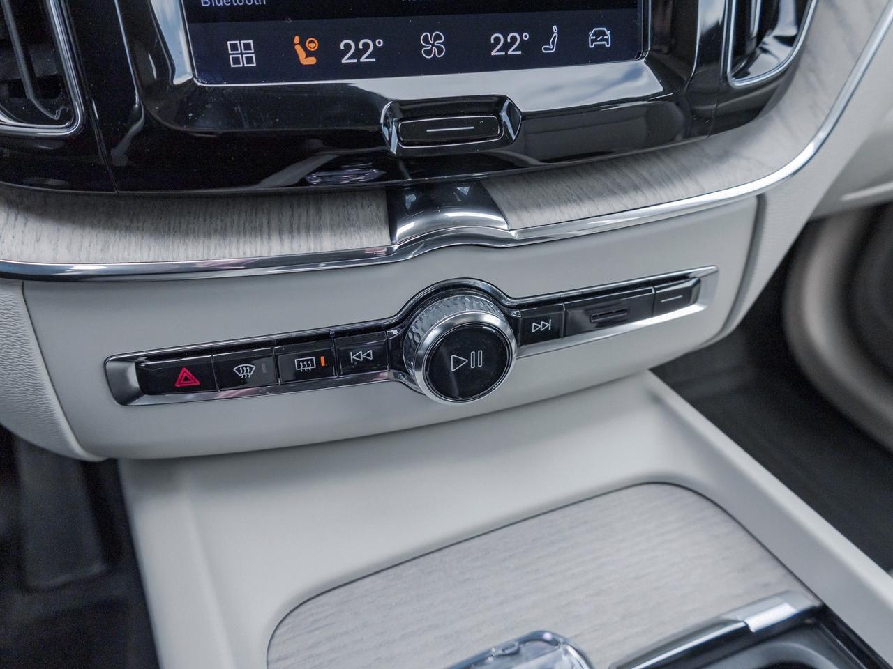 2024 Volvo XC60 Plug-In Hybrid T8 eAWD PHEV Ultimate Dark Theme Photo