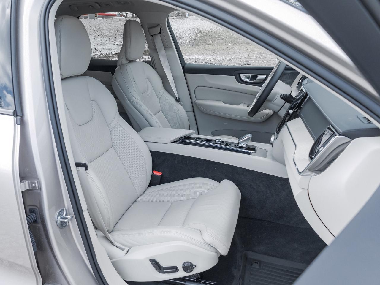 2024 Volvo XC60 Plug-In Hybrid T8 eAWD PHEV Ultimate Dark Theme Photo