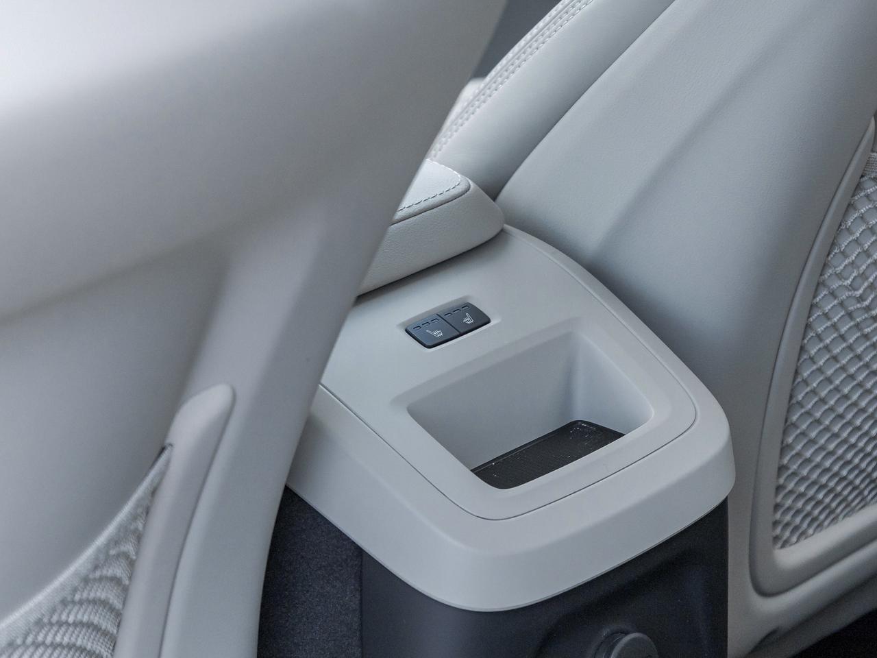 2024 Volvo XC60 Plug-In Hybrid T8 eAWD PHEV Ultimate Dark Theme Photo