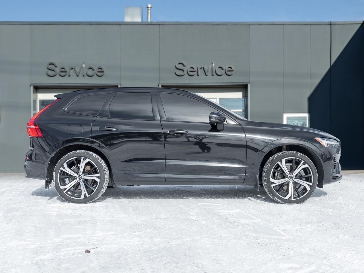 2022 Volvo XC60 Plug-In Hybrid T8 eAWD PHEV R-Design  NEW TIRES  VOLVO CPO Photo4