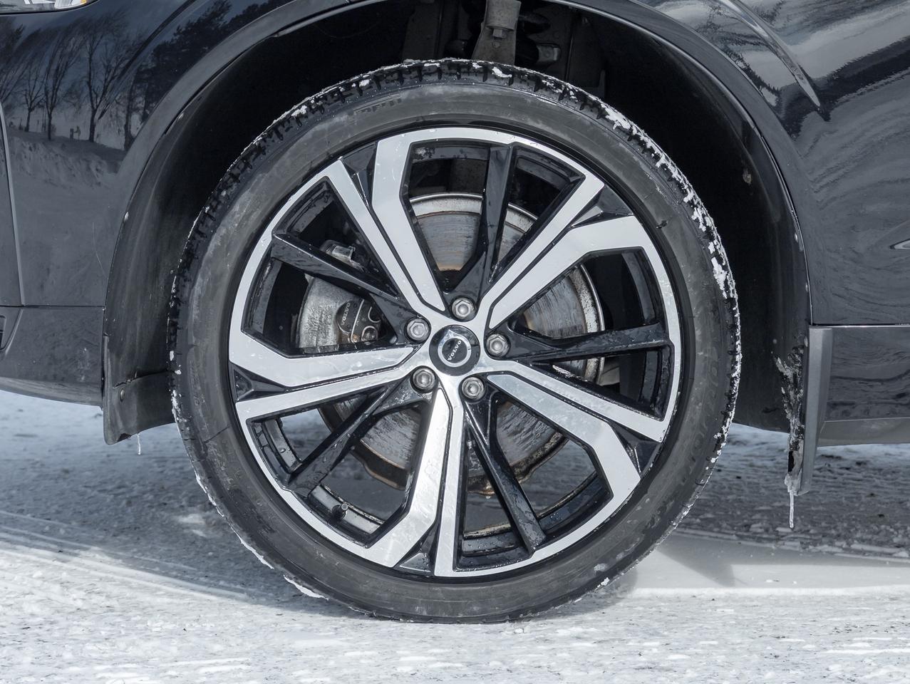 2022 Volvo XC60 Plug-In Hybrid T8 eAWD PHEV R-Design  NEW TIRES  VOLVO CPO Photo3