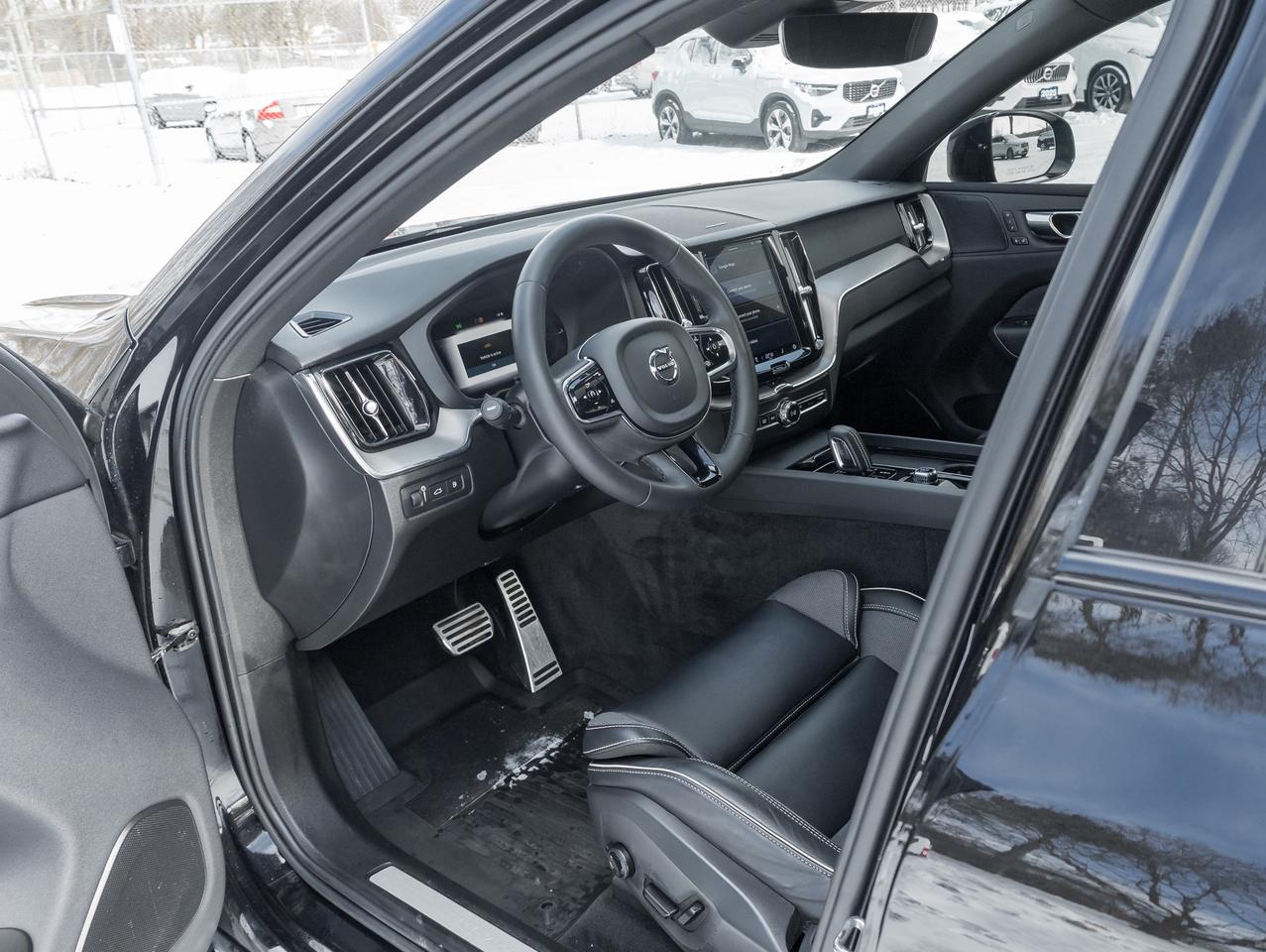 2022 Volvo XC60 Plug-In Hybrid T8 eAWD PHEV R-Design  NEW TIRES  VOLVO CPO Photo