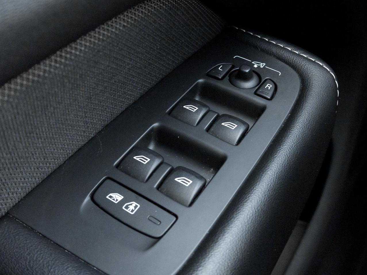 2022 Volvo XC60 Plug-In Hybrid T8 eAWD PHEV R-Design  NEW TIRES  VOLVO CPO Photo