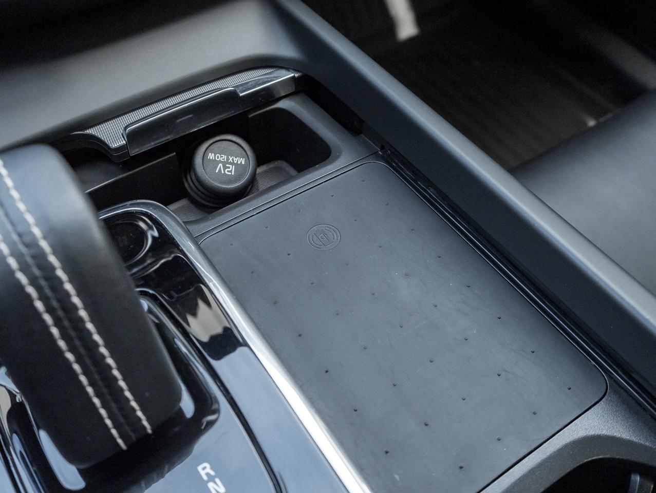 2022 Volvo XC60 Plug-In Hybrid T8 eAWD PHEV R-Design  NEW TIRES  VOLVO CPO Photo