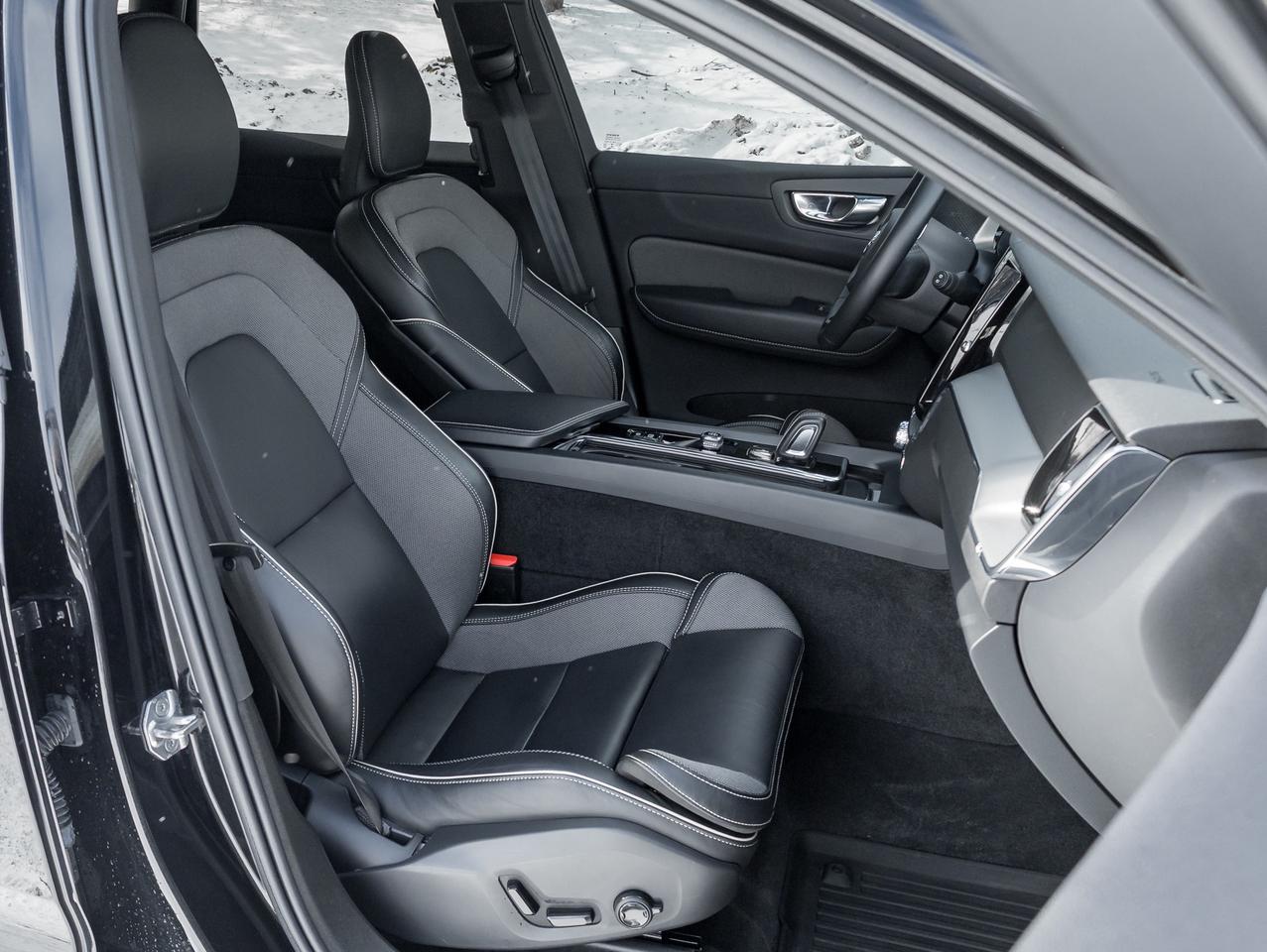 2022 Volvo XC60 Plug-In Hybrid T8 eAWD PHEV R-Design  NEW TIRES  VOLVO CPO Photo