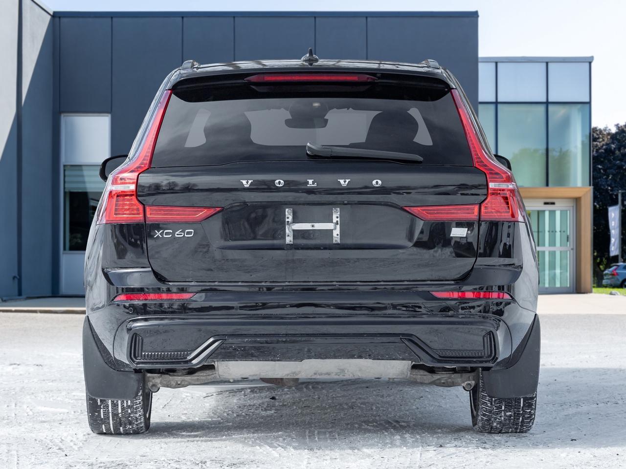 2022 Volvo XC60 Plug-In Hybrid T8 eAWD PHEV R-Design  NEW TIRES  VOLVO CPO Photo4
