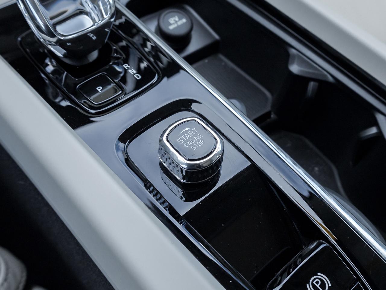 2024 Volvo XC60 Recharge T8 eAWD PHEV ULTIMATE  OFF LEASE  ONE OWNER  CPO Photo