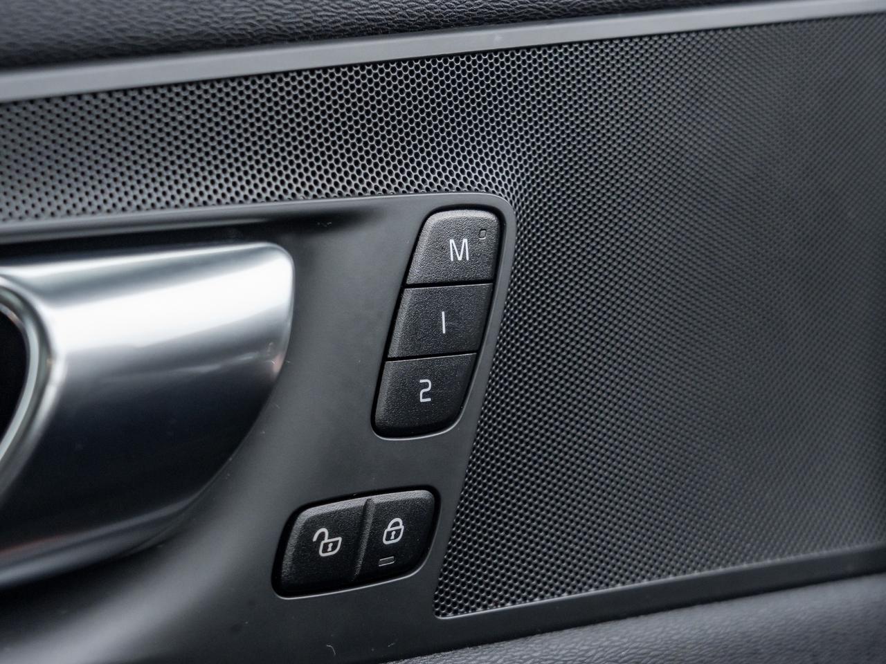 2023 Volvo XC60 B6 AWD Plus Dark Theme  NEW BRAKES  CPO Photo