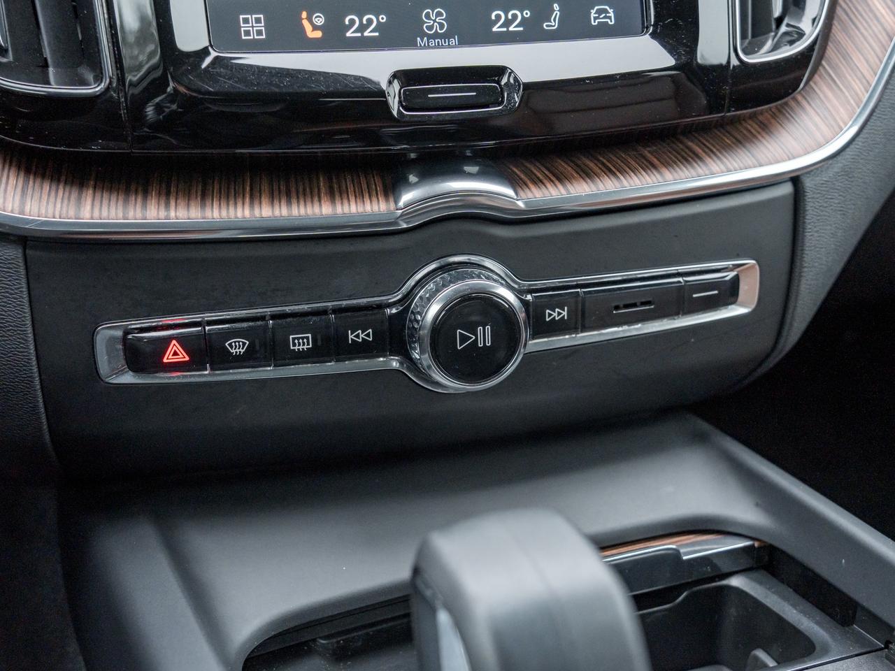 2023 Volvo XC60 B6 AWD Plus Dark Theme  NEW BRAKES  CPO Photo