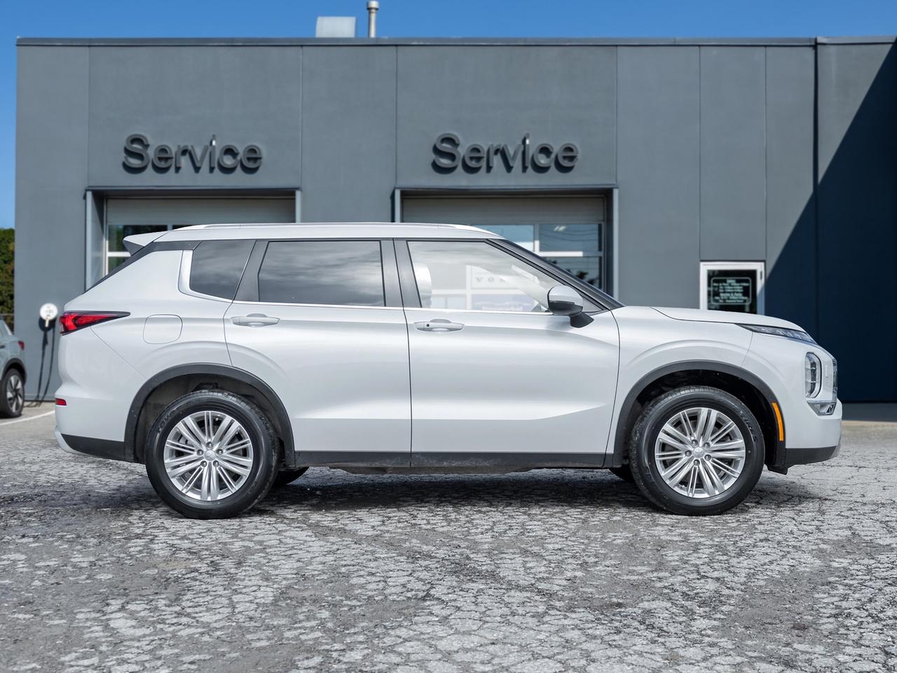 2024 Mitsubishi Outlander SE S-AWC CPO FINANCE RATES FOR AS LOW AS 0.90% Photo