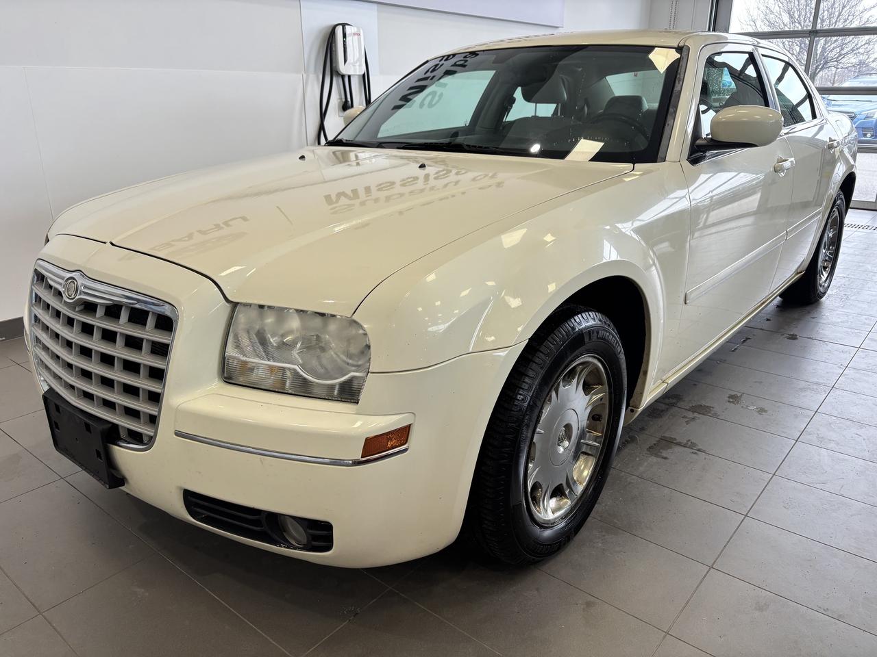 2005 Chrysler 300 RWD  CLEAN CARFAX  LEATHER  SUNROOF  HEATED SEATS Photo2