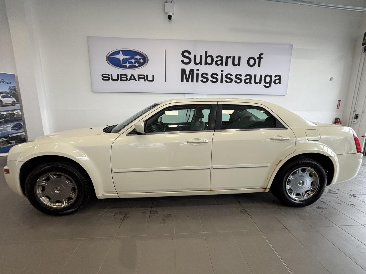 2005 Chrysler 300 RWD  CLEAN CARFAX  LEATHER  SUNROOF  HEATED SEATS Photo