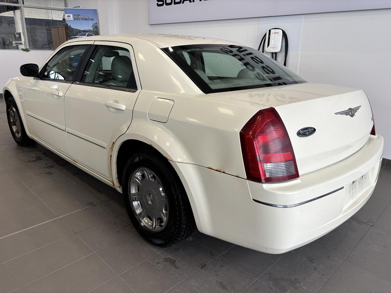 2005 Chrysler 300 RWD  CLEAN CARFAX  LEATHER  SUNROOF  HEATED SEATS Photo