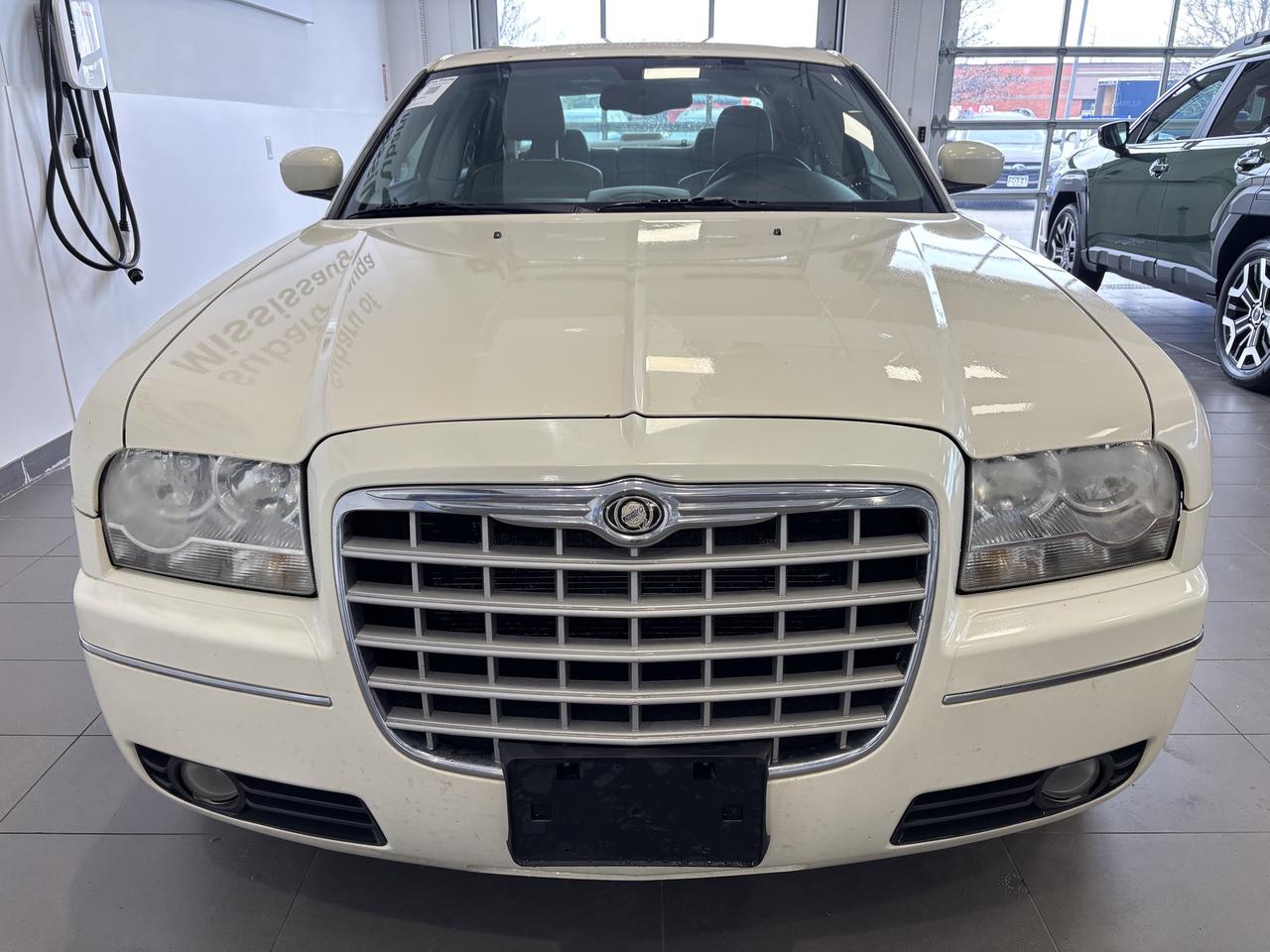 2005 Chrysler 300 RWD  CLEAN CARFAX  LEATHER  SUNROOF  HEATED SEATS Photo