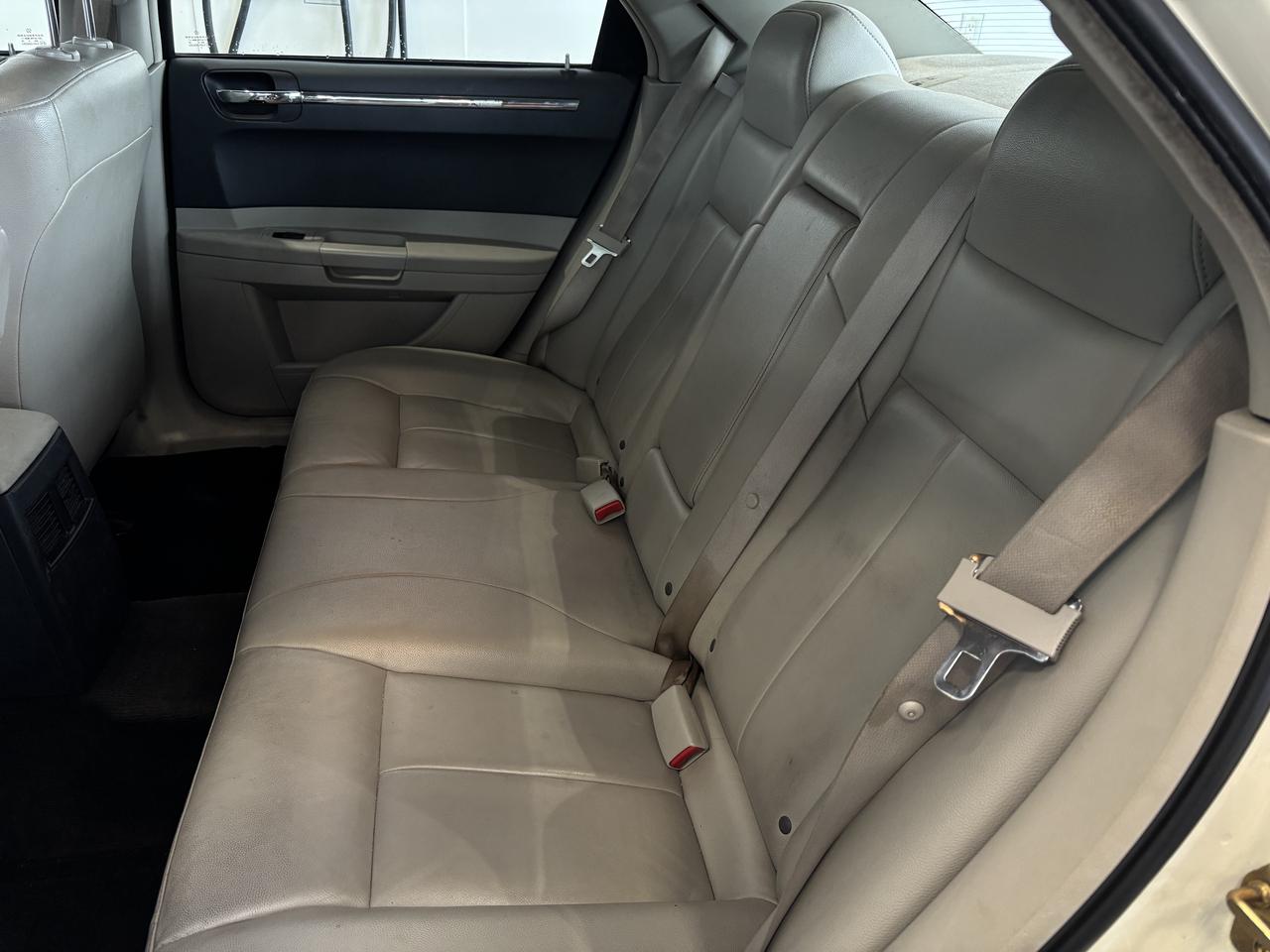2005 Chrysler 300 RWD  CLEAN CARFAX  LEATHER  SUNROOF  HEATED SEATS Photo