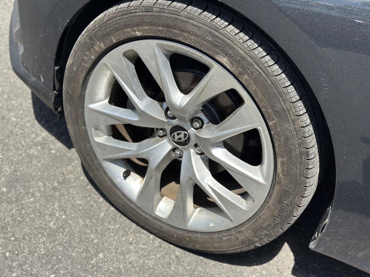2020 Hyundai Veloster Luxury **ONE OWNER** Photo