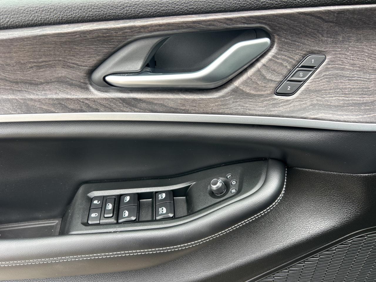 2024 Jeep Grand Cherokee L Limited w/Luxury Tech Group, Captain Chairs Photo