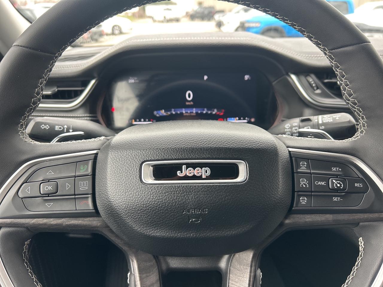 2024 Jeep Grand Cherokee L Limited w/Luxury Tech Group, Captain Chairs Photo