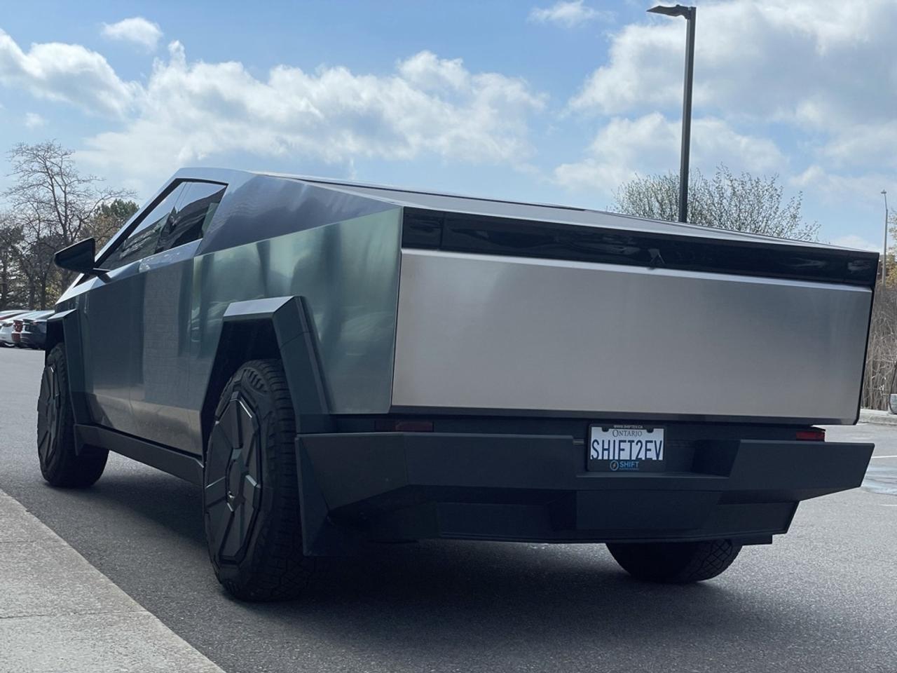 2025 Tesla Cybertruck CyberBEAST AWD   1 Owner! Low Mileage! Photo