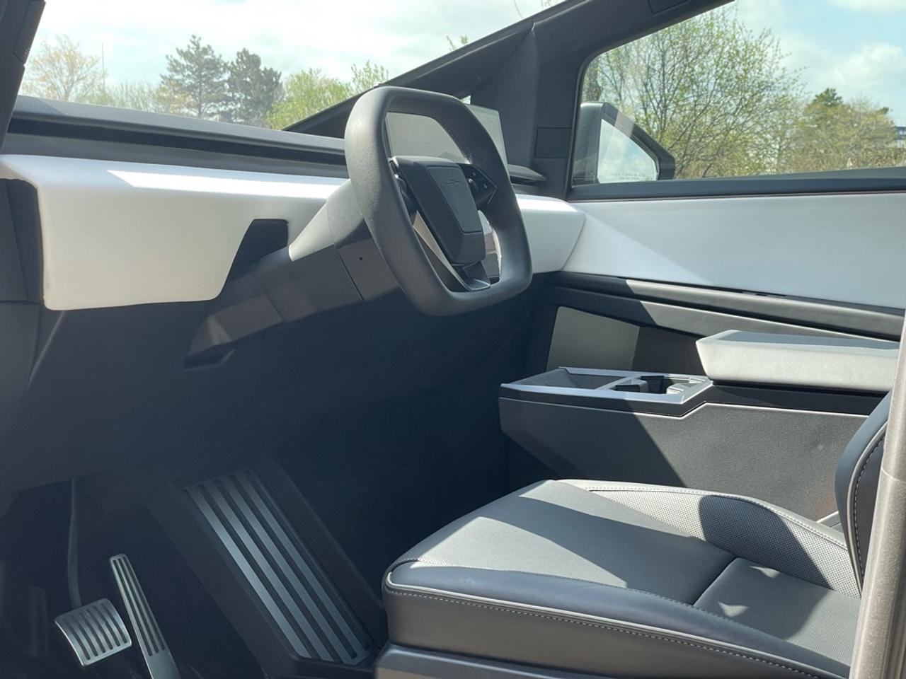 2025 Tesla Cybertruck CyberBEAST AWD   1 Owner! Low Mileage! Photo