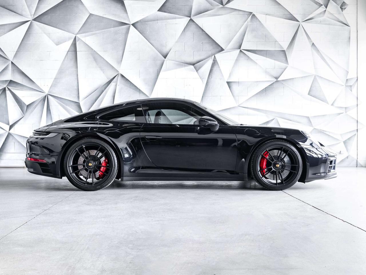 2024 Porsche 911 Carrera GTS Photo3