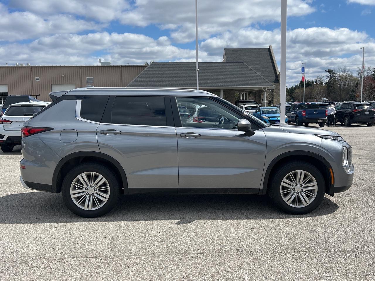 2024 Mitsubishi Outlander SE S-AWC   Pano Roof Heated Seats & Steering Wheel Photo
