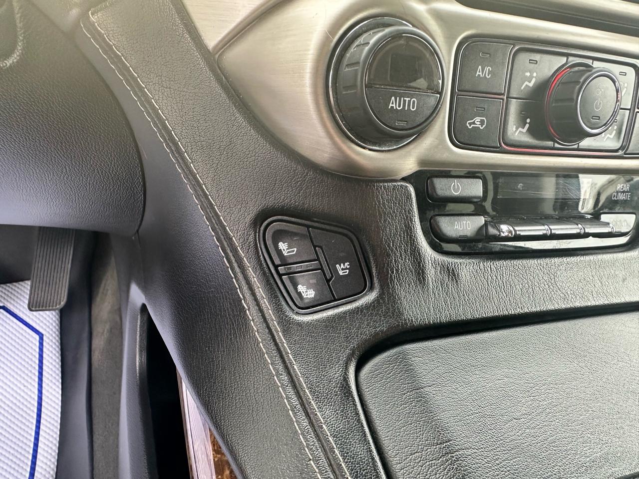 2015 GMC Yukon XL Denali ~ 8 PASSENGER ~ 6.2L ~ CERTIFIED Photo