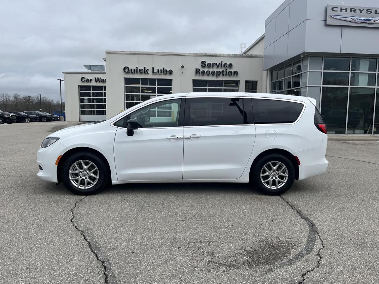 2024 Chrysler Grand Caravan SXT 2WD Photo2