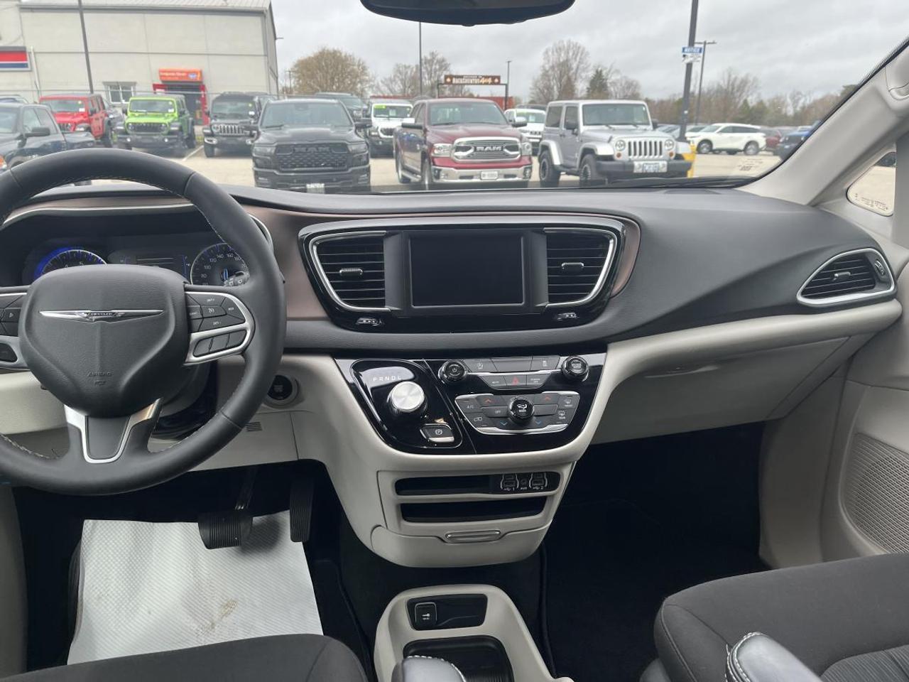 2024 Chrysler Grand Caravan SXT 2WD Photo