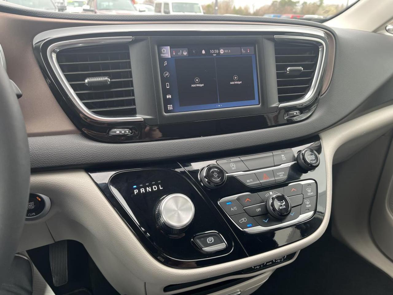 2024 Chrysler Grand Caravan SXT 2WD Photo