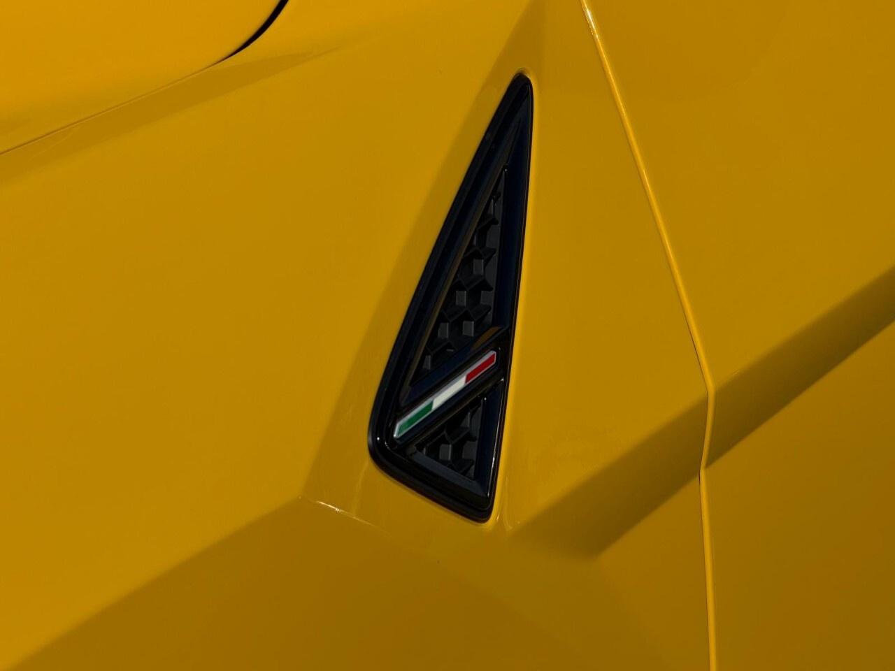 2021 Lamborghini Urus AWD Photo