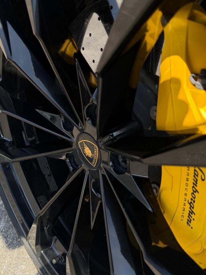 2021 Lamborghini Urus AWD Photo