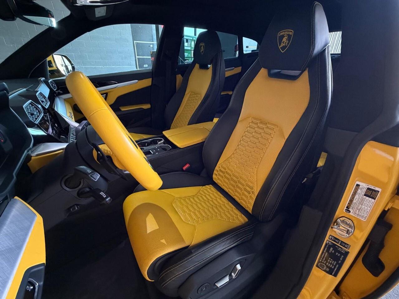 2021 Lamborghini Urus AWD Photo