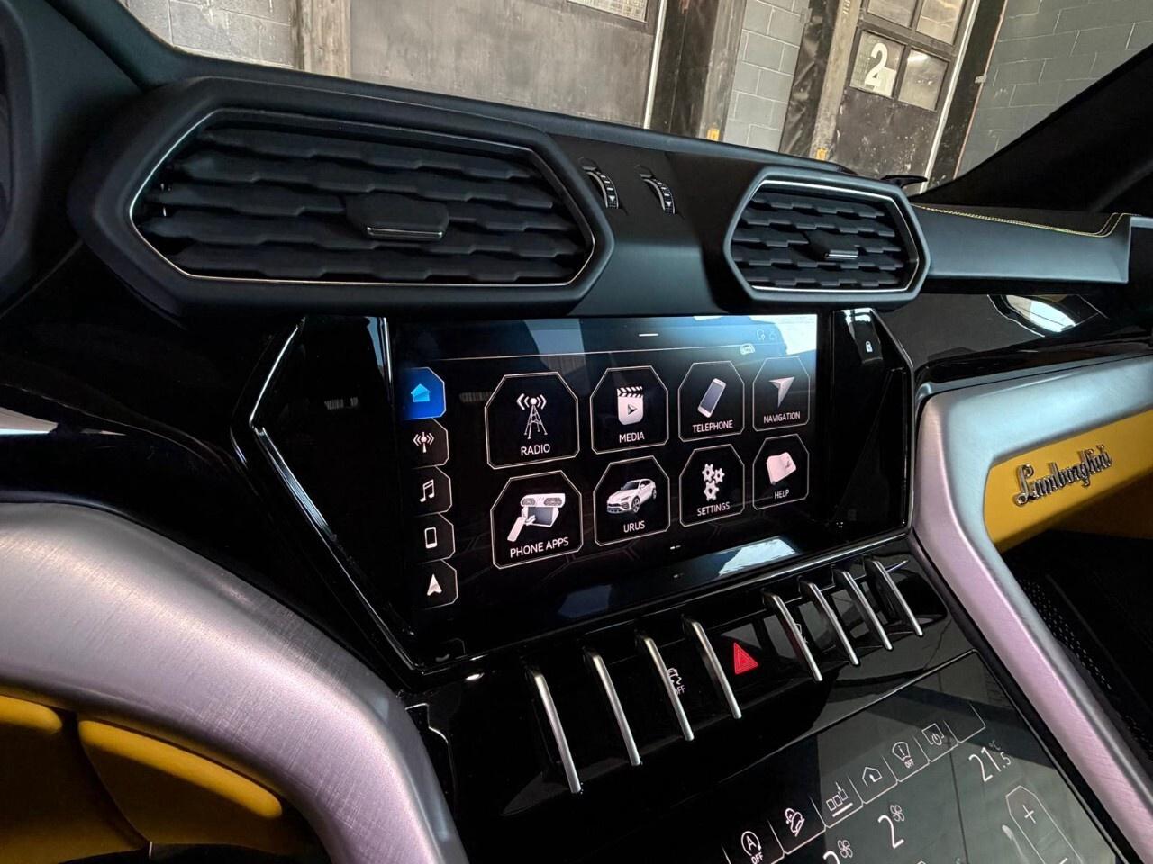 2021 Lamborghini Urus AWD Photo