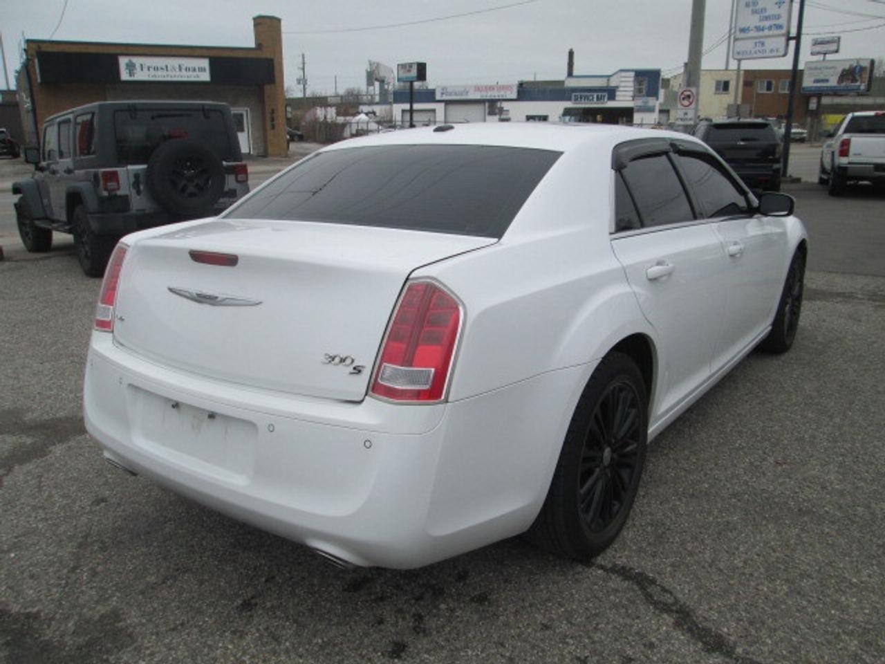 2014 Chrysler 300 4dr Sdn 300S AWD, Leather, Sunroof Photo2