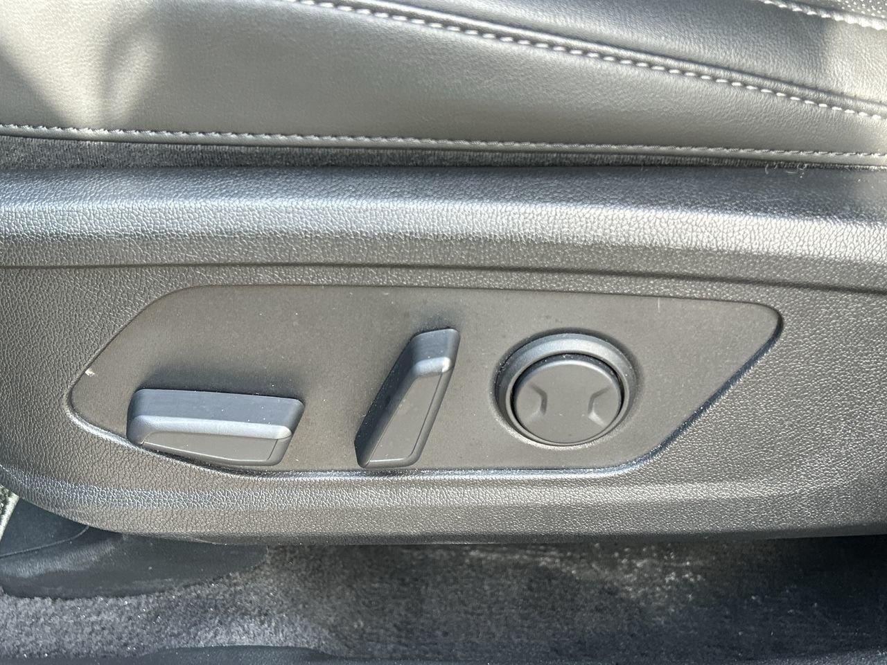 2025 Kia Sorento X-Line AWD 6 Lthr seats   Captain Chairs   Moonroo Photo