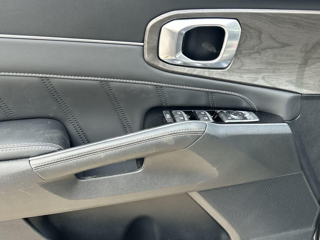 2025 Kia Sorento X-Line AWD 6 Lthr seats   Captain Chairs   Moonroo Photo