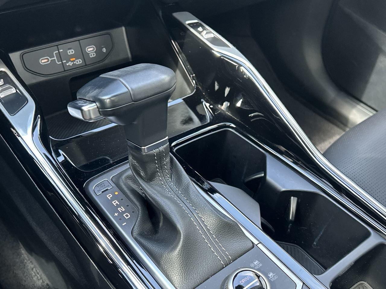 2025 Kia Sorento X-Line AWD 6 Lthr seats   Captain Chairs   Moonroo Photo